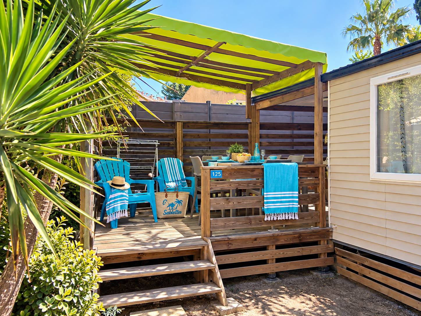 Mobil-home Ohara avec terrasse en bois couverte et transats au camping Les Sablettes, Grau d'Agde